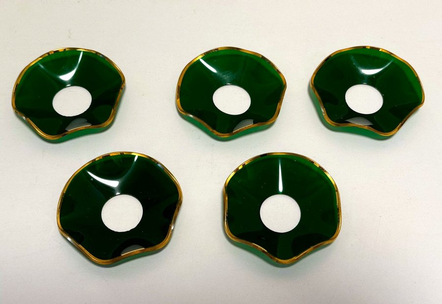 Fem stycken retro ljusmanschetter i vackert grönt glas och med guldkant