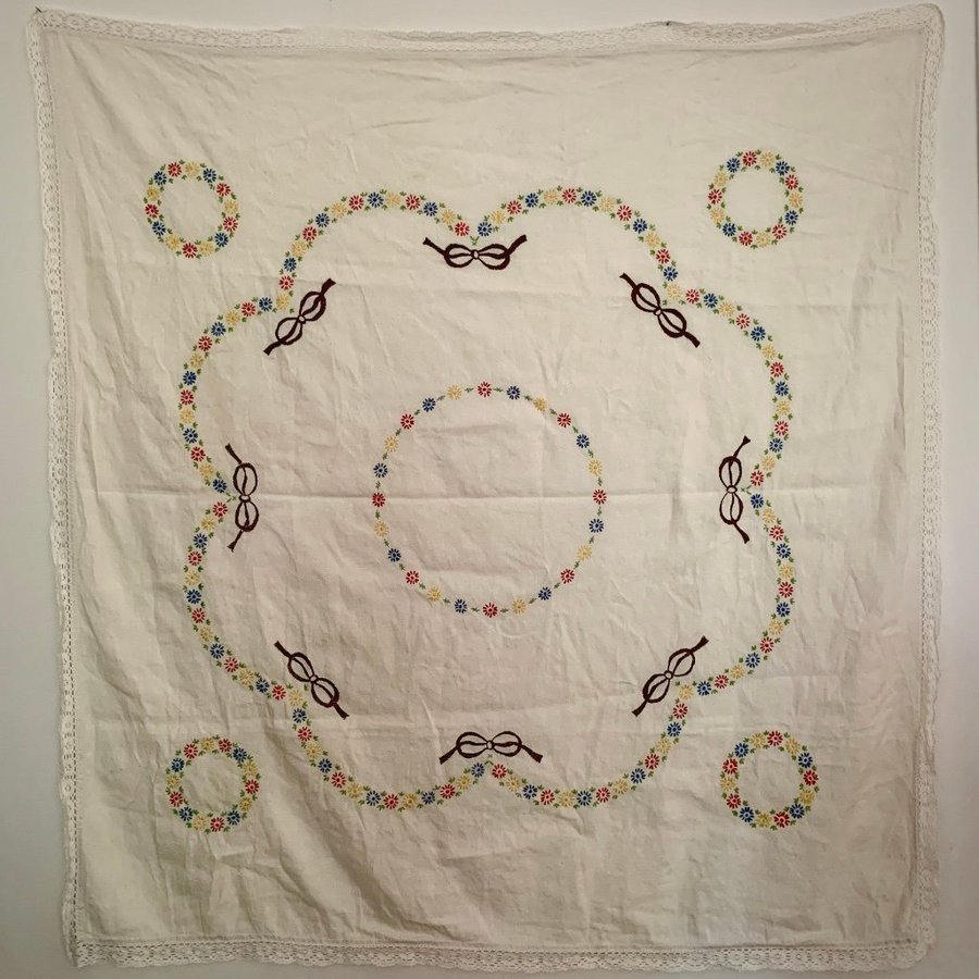 Stor linneduk med broderade blommor - 130x140cm