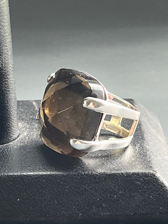 RING I ÄKTA SILVER MED BRUNT SLIPAT GLAS STL 175 NYTT