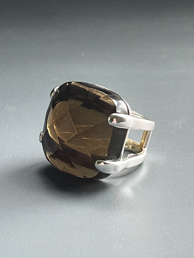 RING I ÄKTA SILVER MED BRUNT SLIPAT GLAS STL 175 NYTT