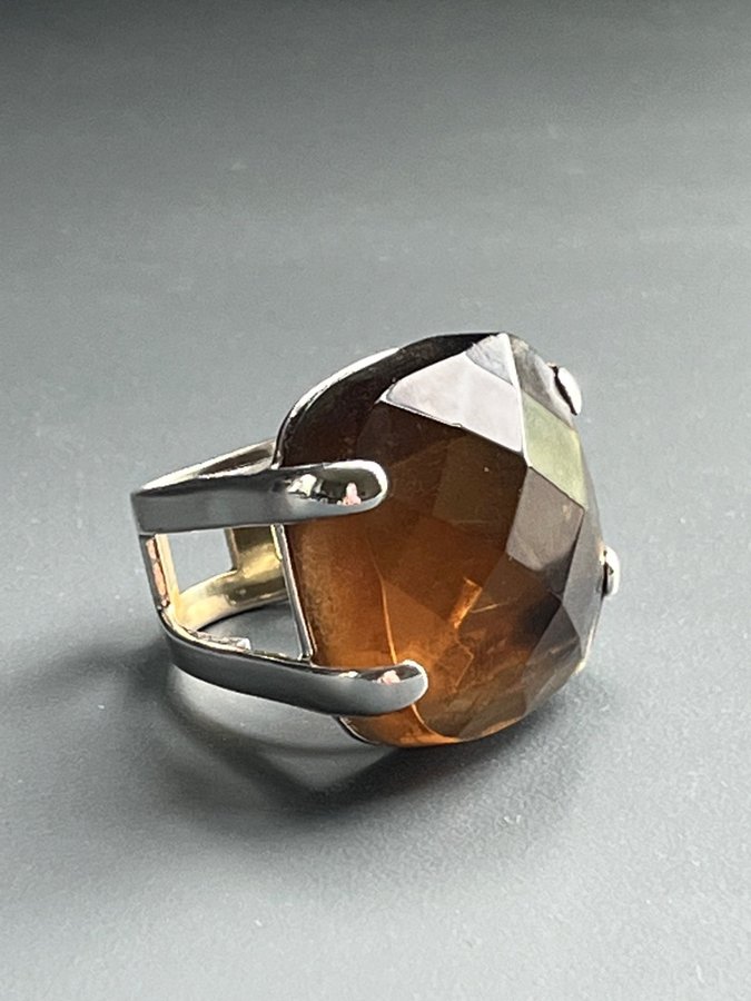 RING I ÄKTA SILVER MED BRUNT SLIPAT GLAS STL 175 NYTT