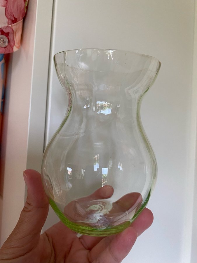 Söt mindre vas i uranglas / grönt glas retro