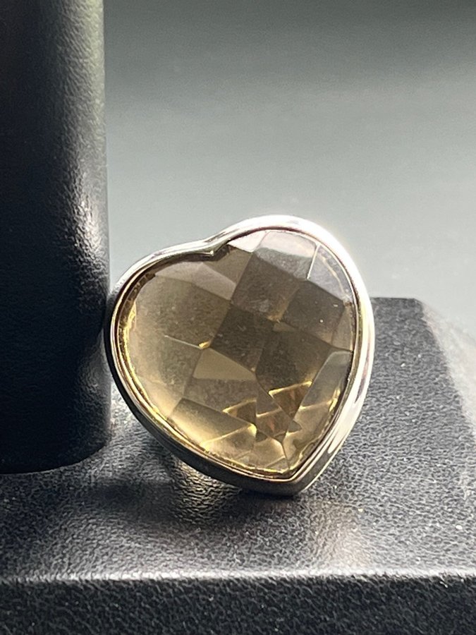 RING I ÄKTA SILVER MED BRUNT SLIPAT GLAS HJÄRTA STL 18 NYTT