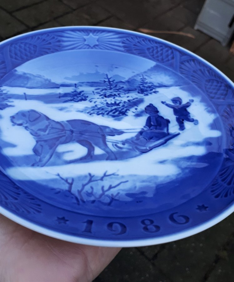 1986 Royal Copenhagen Perfect Christmas Plate Buy up to 6 = pay shipping for 1!