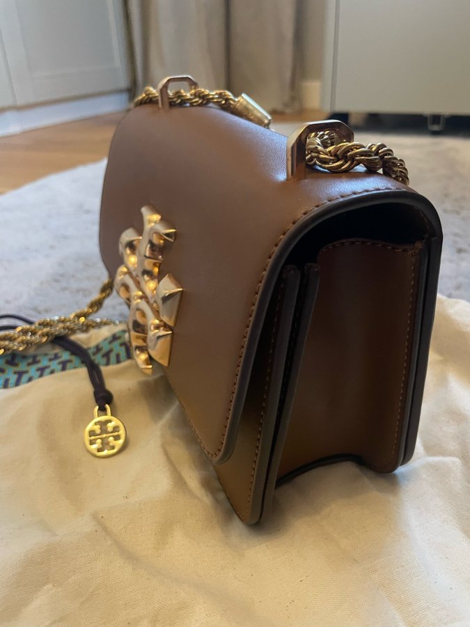 TORY BURCH ELEANOR KONVERTIBEL AXELVÄSKA BRUN  100% kalvskinn