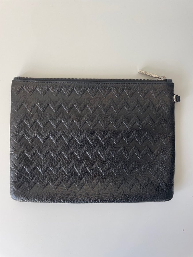 Svart clutch i läder från Decadent