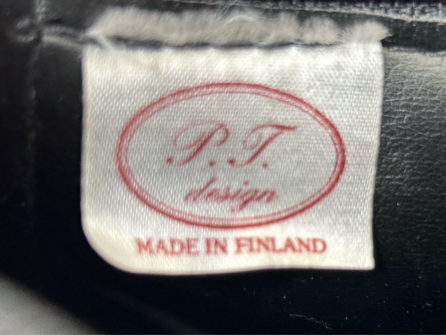 PF design väska axelremsväska i kvalité äkta svar läder Made in Finland
