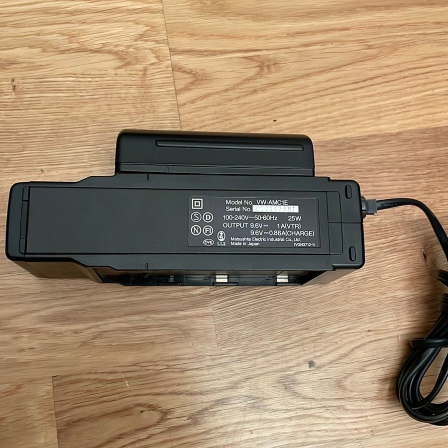 Vintage Videokamera Panasonic MC10 VHS-C Movie + BatteriLaddare + Väska
