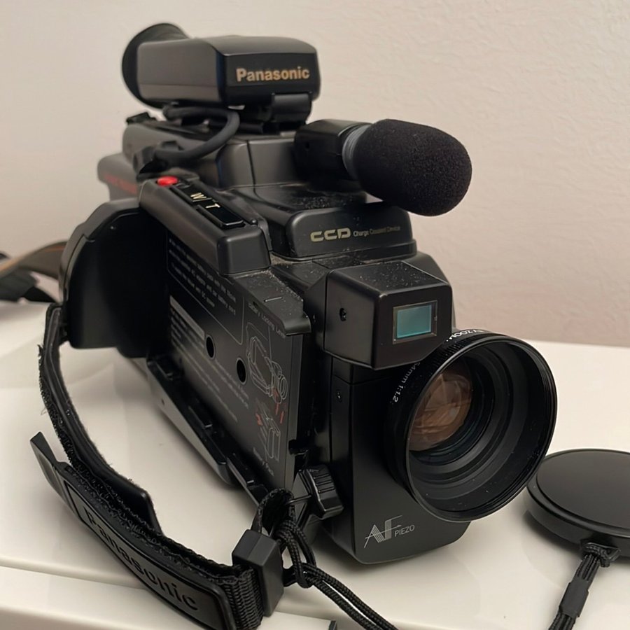 Vintage Videokamera Panasonic MC10 VHS-C Movie + BatteriLaddare + Väska