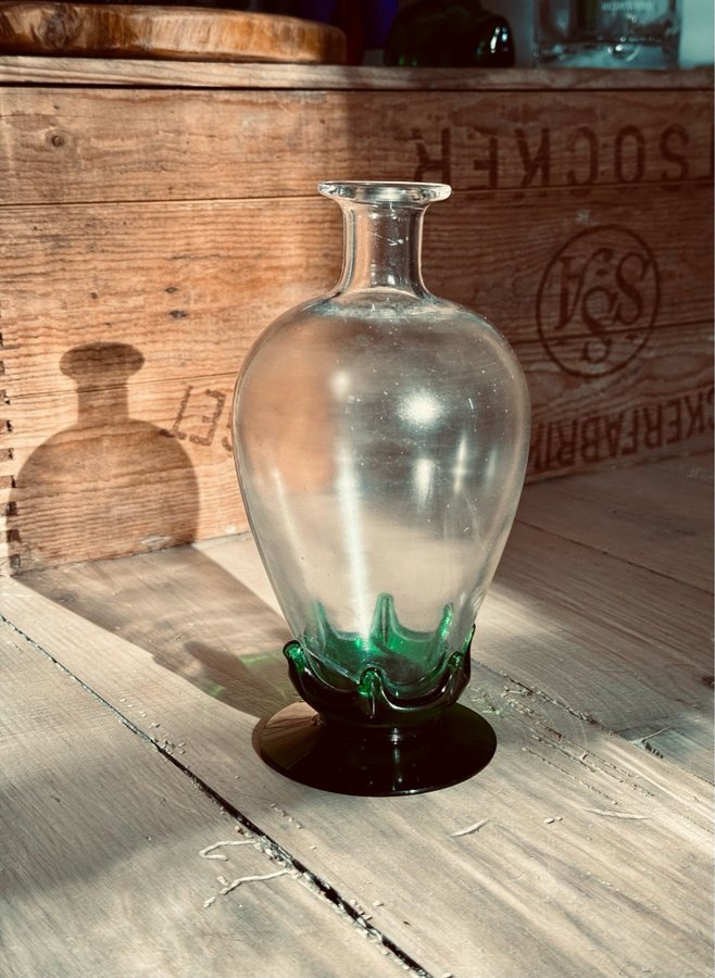 Vas/karaff - uranglas uran uranium glass uranium / antikt retro grönt glas
