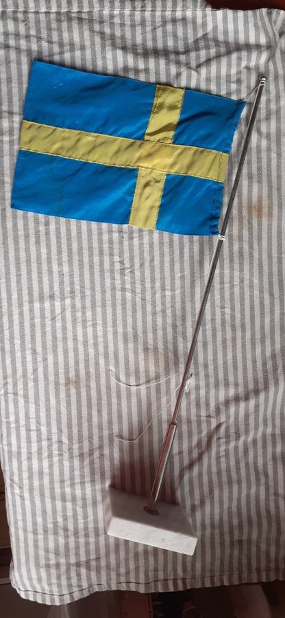 Svensk tyg flagga med marmor fot från Farsa flaggfabrik