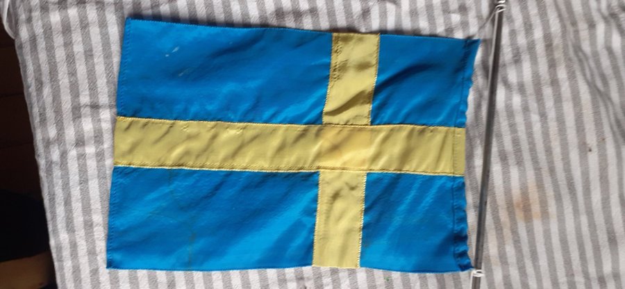 Svensk tyg flagga med marmor fot från Farsa flaggfabrik