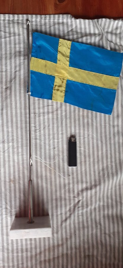 Svensk tyg flagga med marmor fot från Farsa flaggfabrik