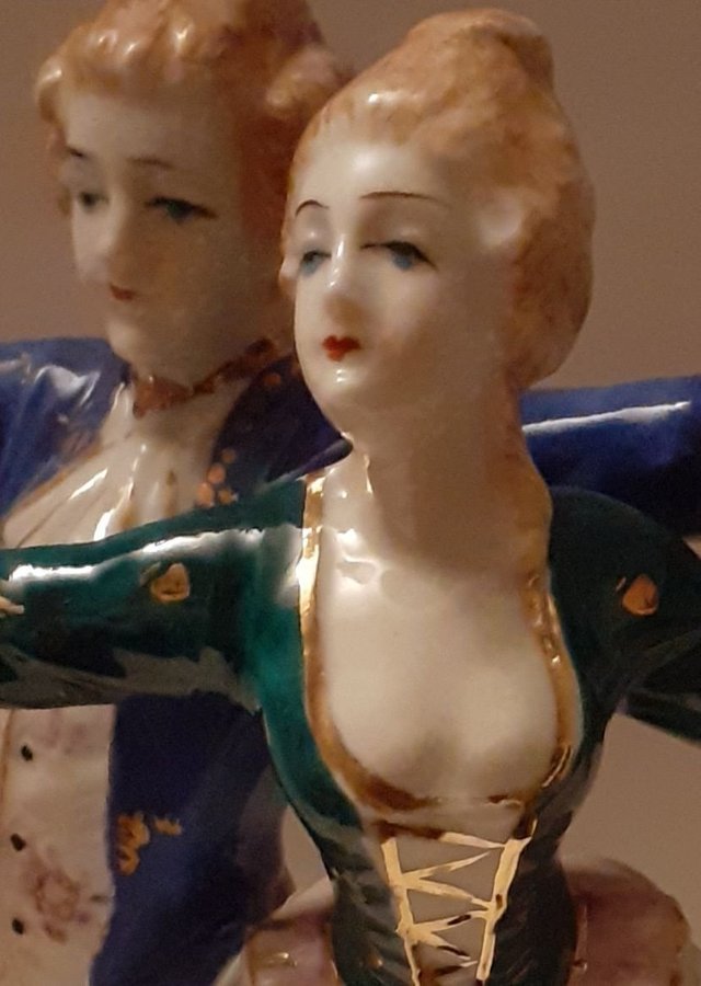 Skulpturen av ett dansande par i 1700-tals kläder Porslin