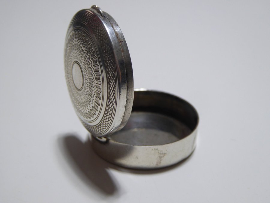 Fin rund antik äkta silver dosa tillverkad av silversmed med silverstämplar