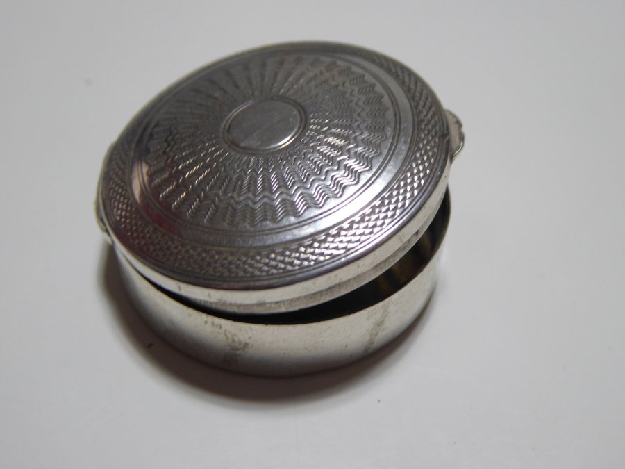 Fin rund antik äkta silver dosa tillverkad av silversmed med silverstämplar