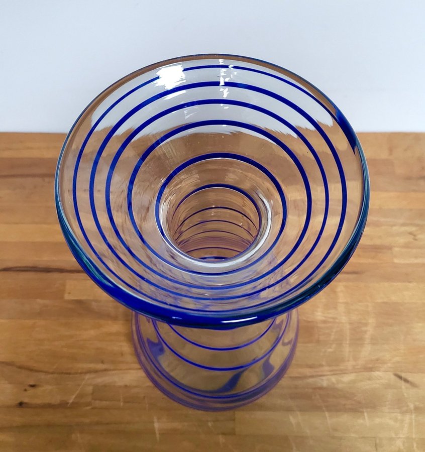 Stor Vas i glas Hög glasvas 325 cm hög med blå spiral runt om Handblåst