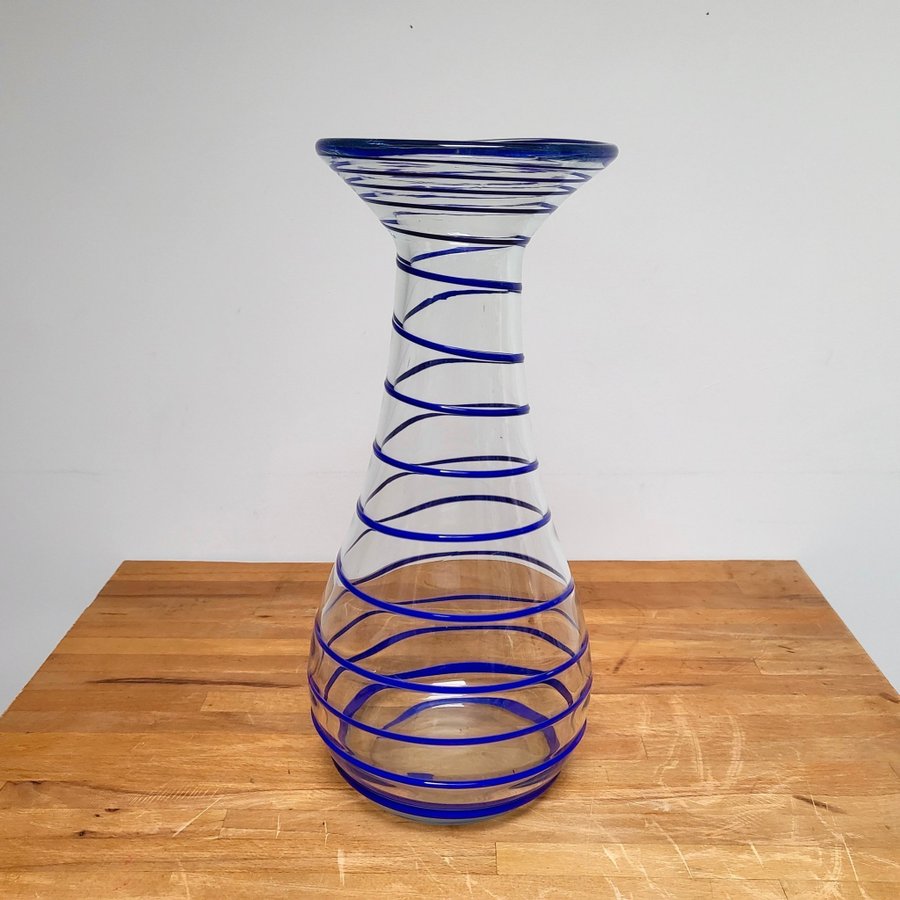 Stor Vas i glas Hög glasvas 325 cm hög med blå spiral runt om Handblåst