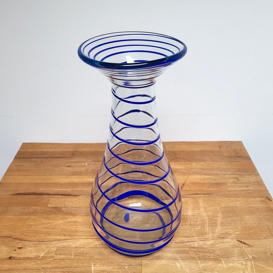 Stor Vas i glas Hög glasvas 325 cm hög med blå spiral runt om Handblåst