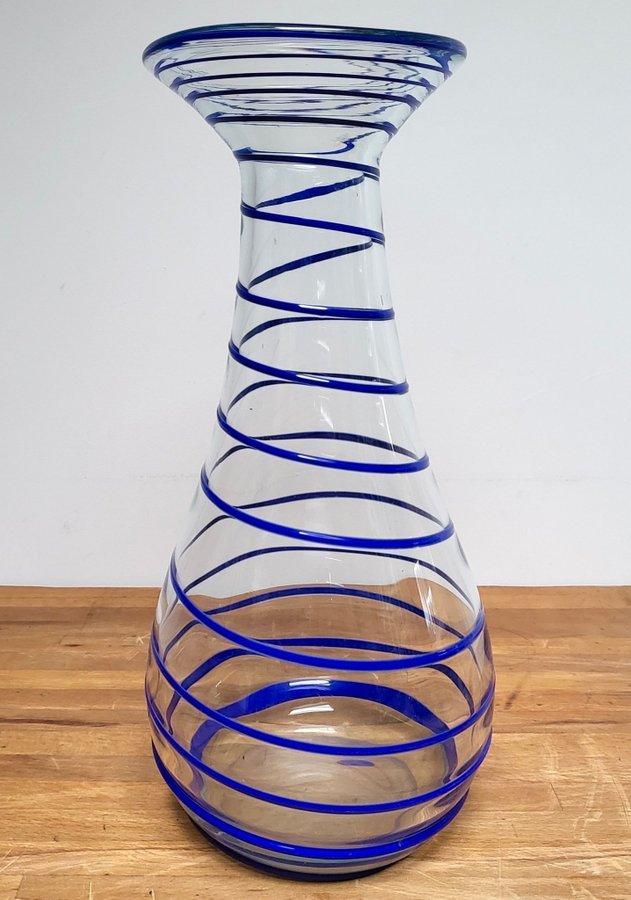 Stor Vas i glas Hög glasvas 325 cm hög med blå spiral runt om Handblåst