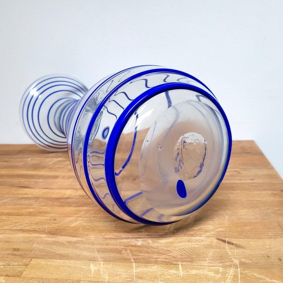 Stor Vas i glas Hög glasvas 325 cm hög med blå spiral runt om Handblåst