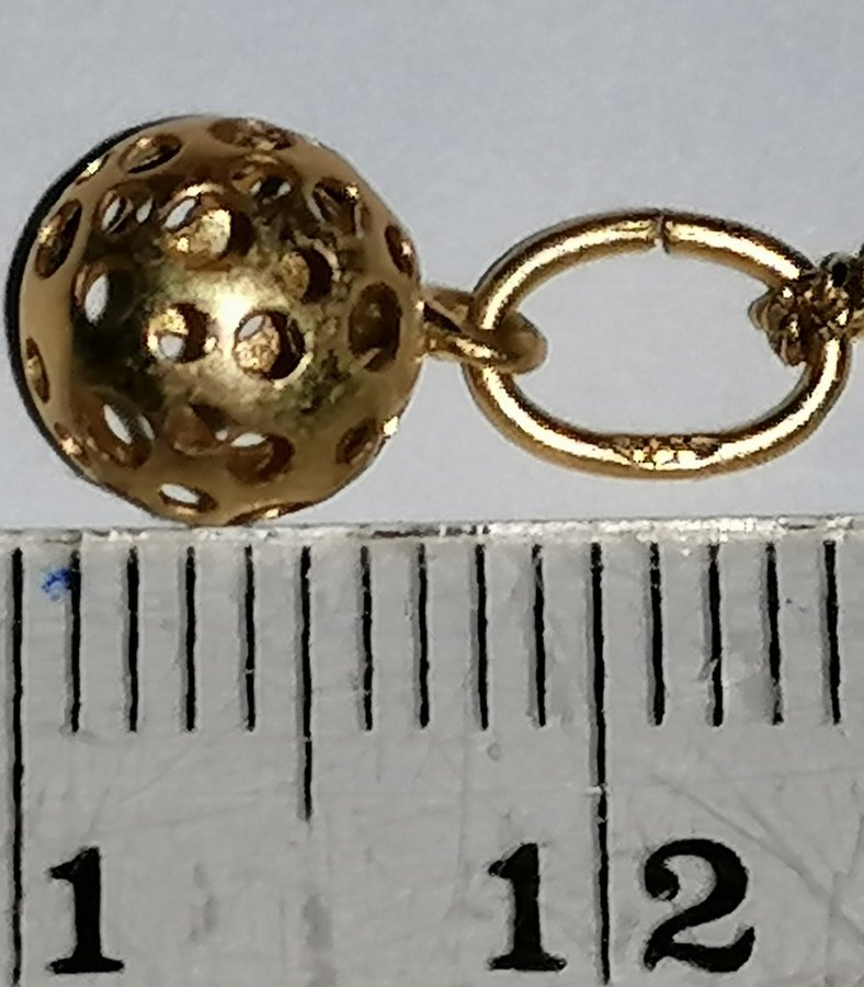 Liisa Vitali hänge i miniatyr "Leppäkerttu" i 18 karat guld (750) väger 05 g