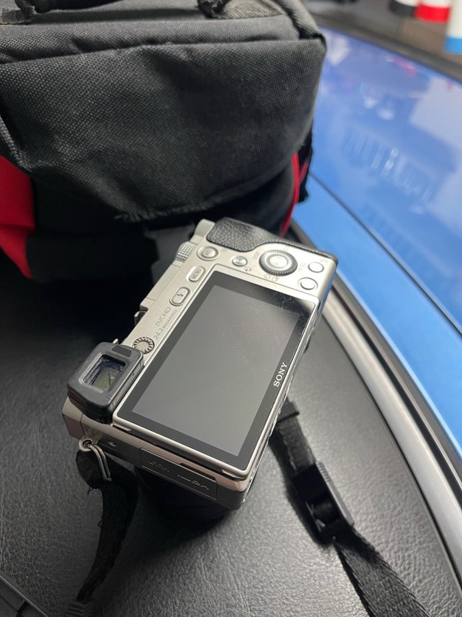 Sony a6000 med objektiv laddar och väska