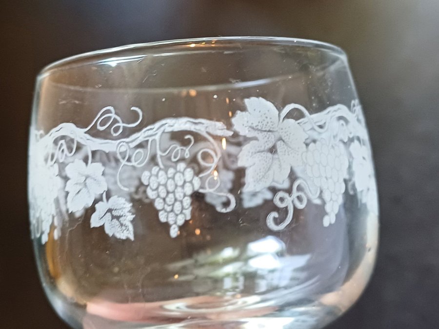 Portvinsglas med dekor av vindruvsrankor