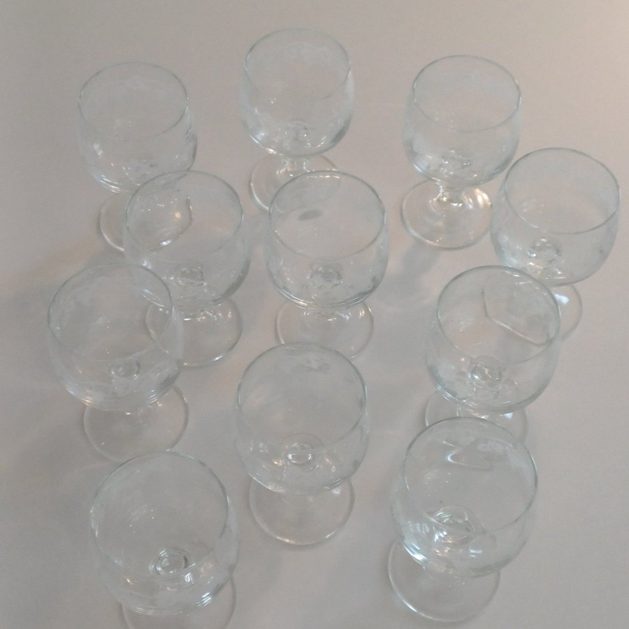 Portvinsglas med dekor av vindruvsrankor