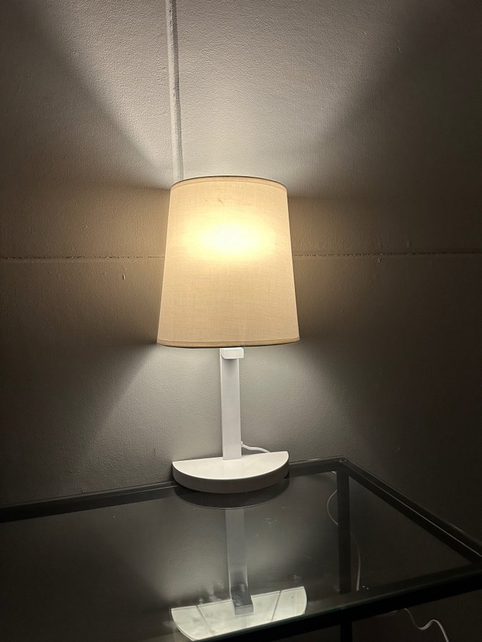 Helt ny Bordslampa Basic 40W E14 Vit Malmbergs