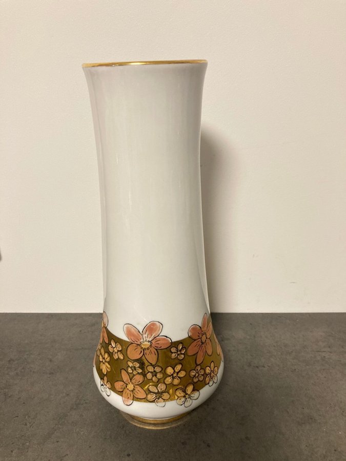 Vas med blommotiv guld Handmålad 26cm Signerad porslin porslinsvas