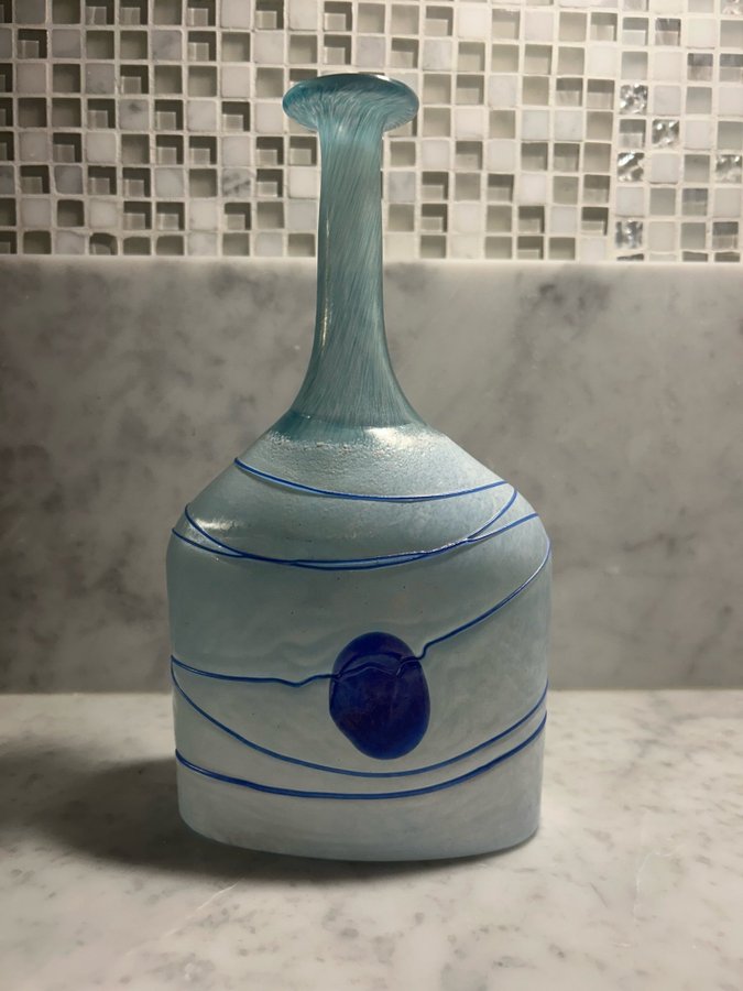 Glas flaska ”Galaxy Blue" av Bertil Vallien