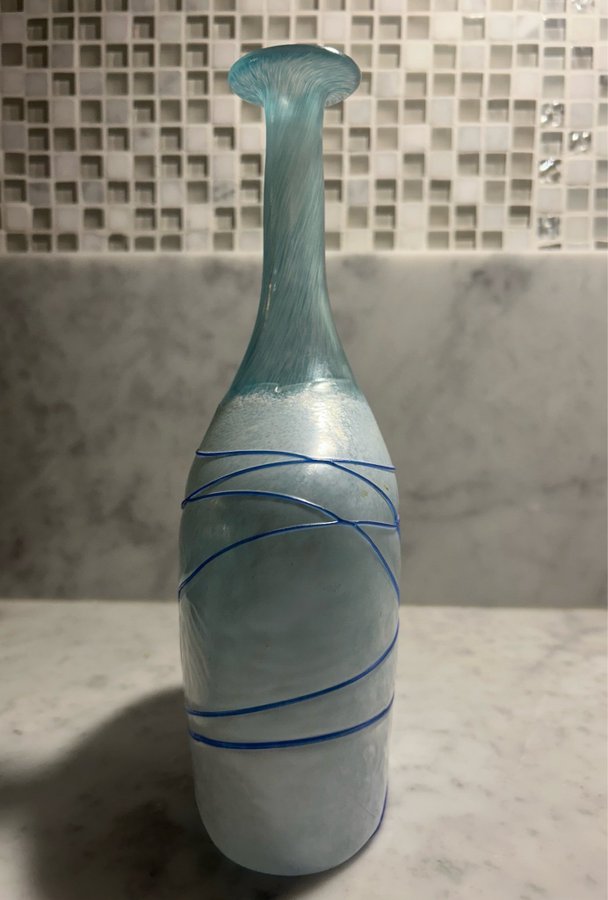 Glas flaska ”Galaxy Blue" av Bertil Vallien