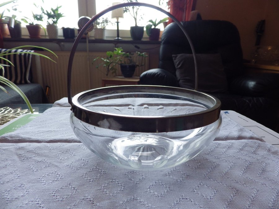 En fin antik glasskål med olivslipning och grepe