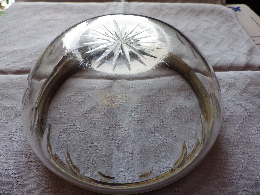 En fin antik glasskål med olivslipning och grepe