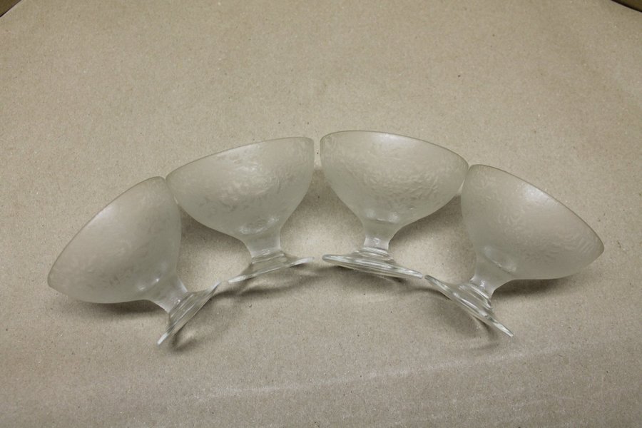 Fyra Dessertskålar i frostat glas från Kosta Glasbruk des Elis Bergh 30-talet