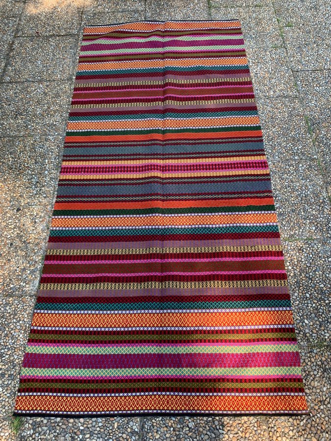 Väggbonad draperi matta allmoge ylle Randig