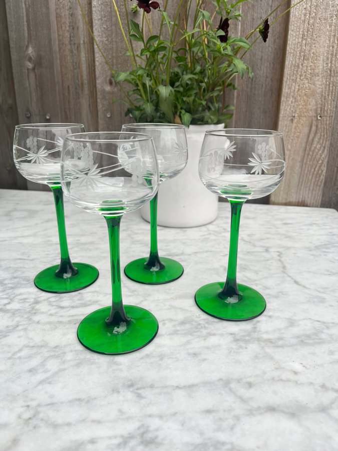 Fyra vinglas Luminarc France med gravyr av vinrankor grön fot klar kupa Retro