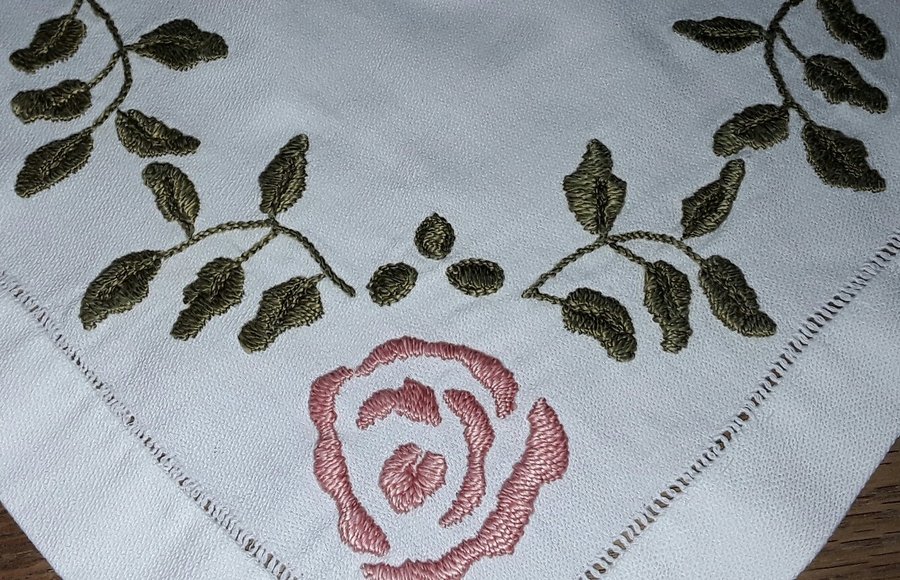 Handbroderad gammal vacker vit DUK med fina rosor på skäftad mjuk bomull