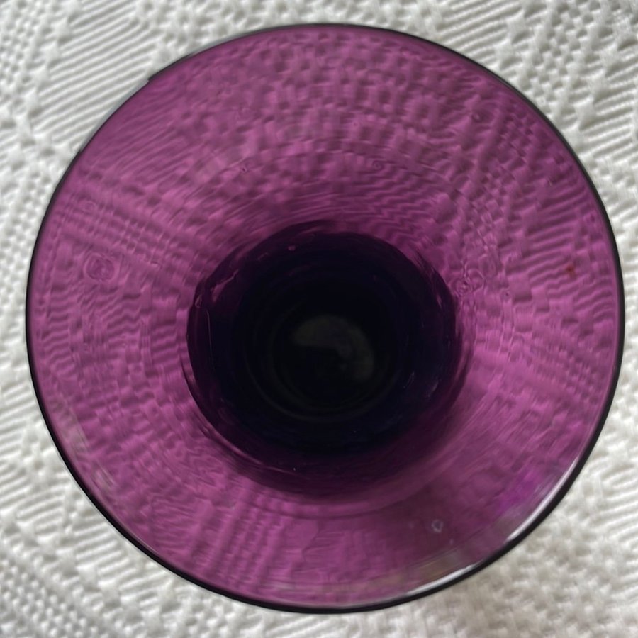 Sommarblommornas dröm! Vas i djupt lila eller purpurfärgat glas