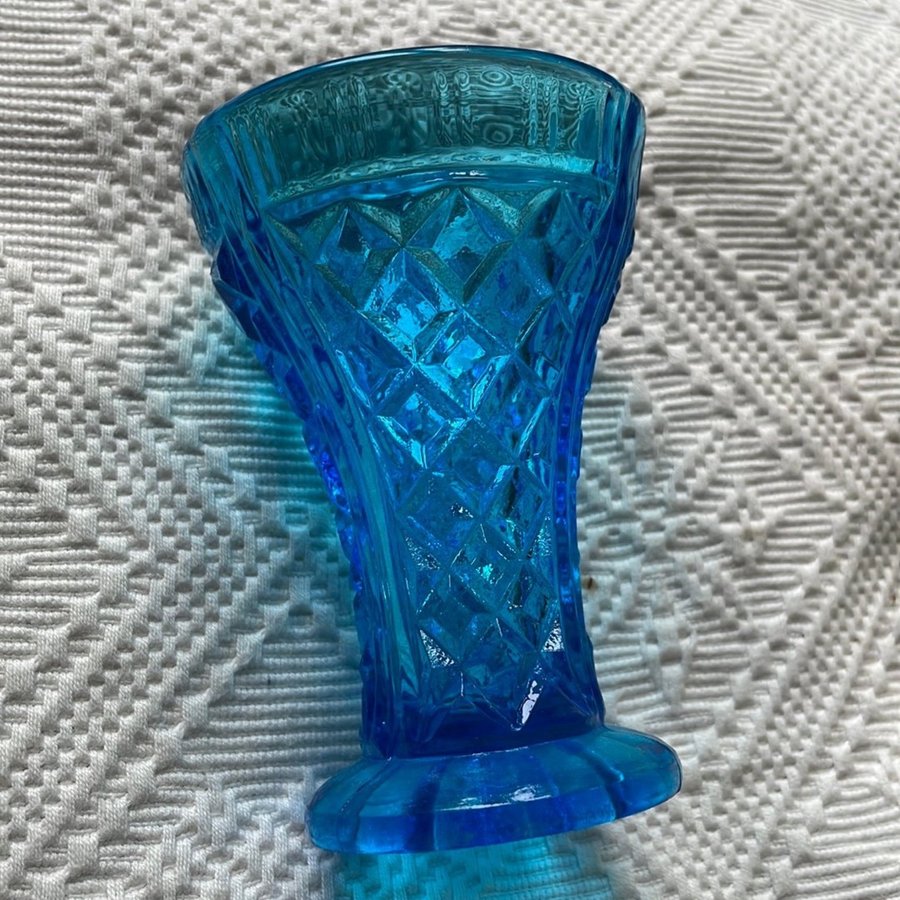 Vas från Eda glasbruk i Värmland- blått pressglas Perfekt till sommarblommor