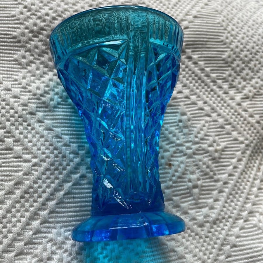 Vas från Eda glasbruk i Värmland- blått pressglas Perfekt till sommarblommor