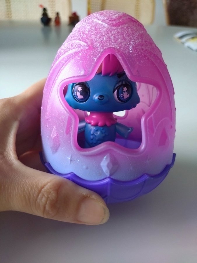 Söt leksak figur fantasidjur i ägg