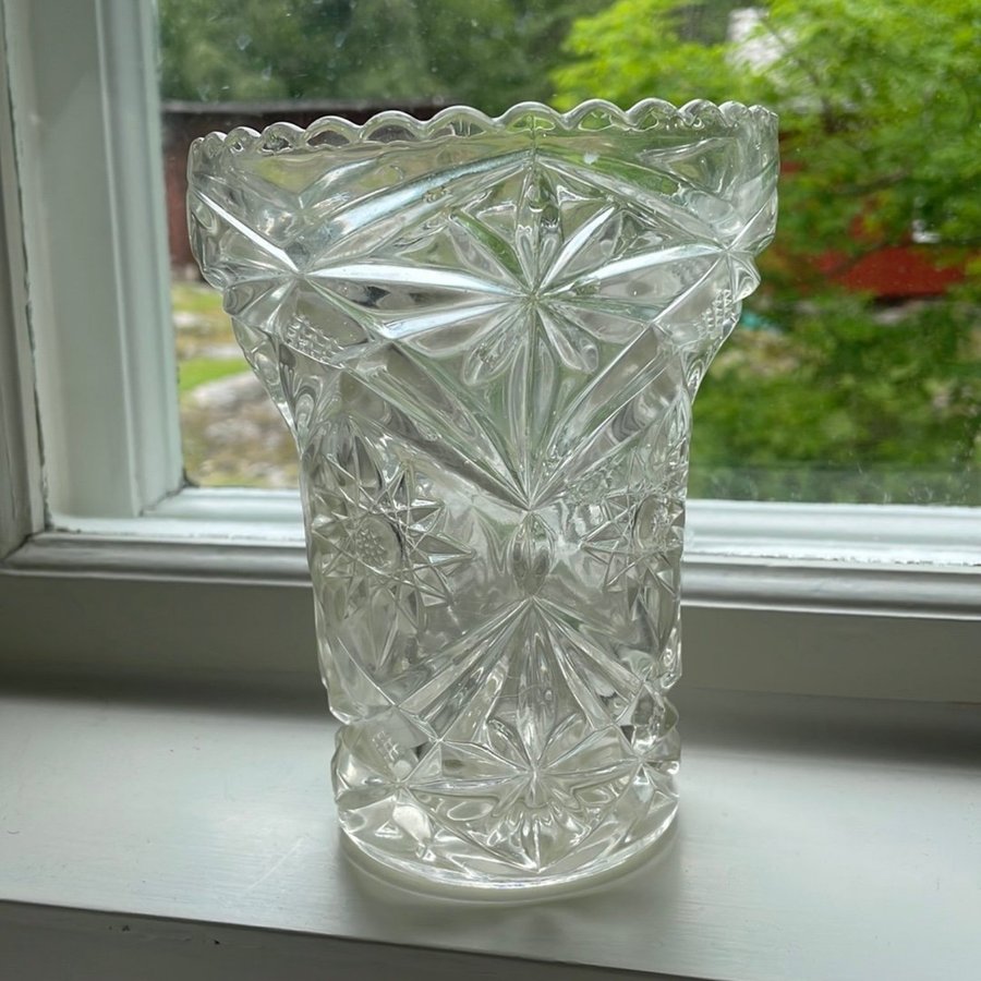 Vas från Eda glasbruk i Värmland- klart pressglas Perfekt till sommarblommor