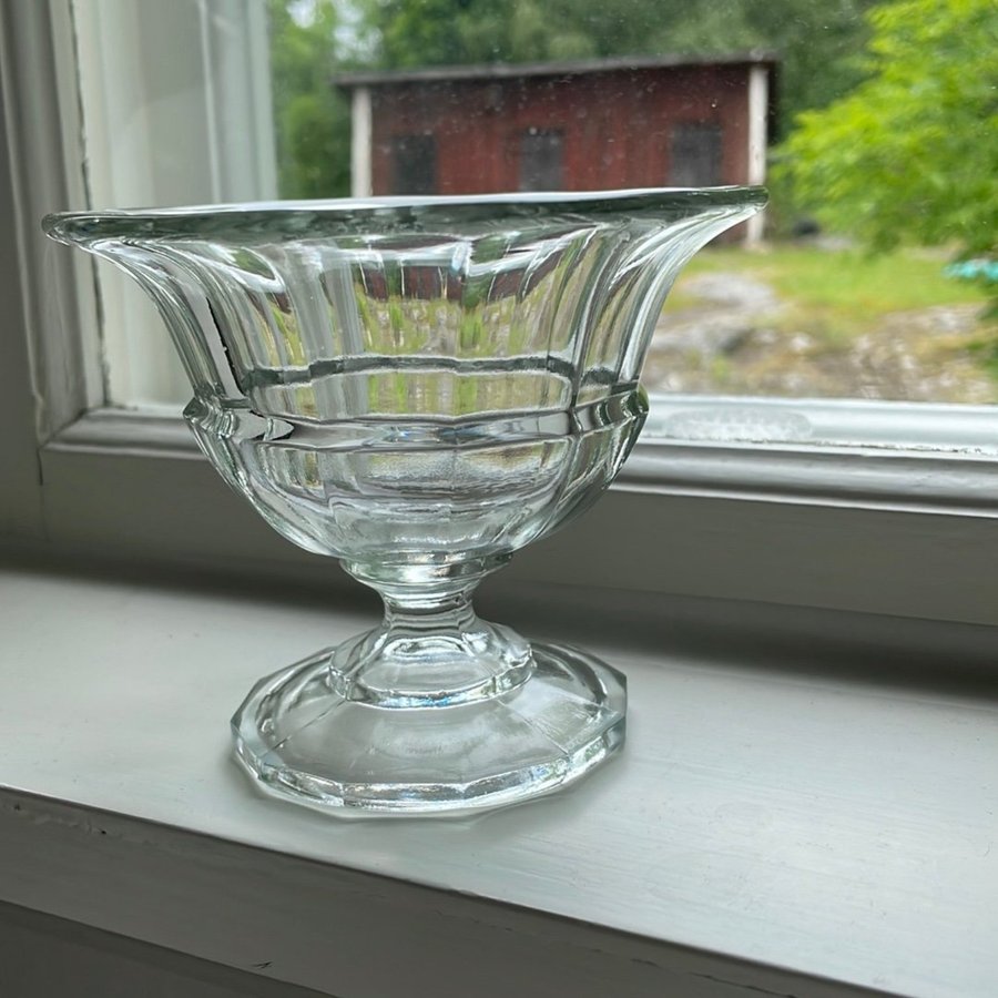 Skål på fot från Eda glasbruk i Värmland- klart pressglas i vacker formgivning