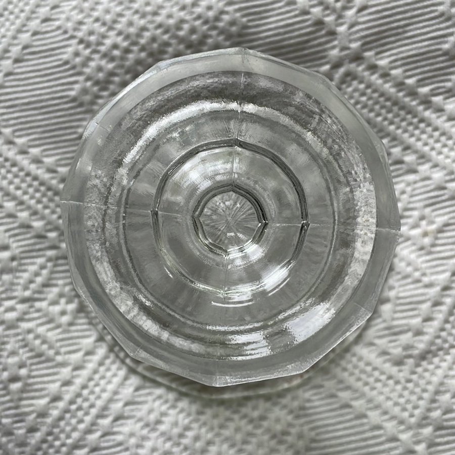 Skål på fot från Eda glasbruk i Värmland- klart pressglas i vacker formgivning