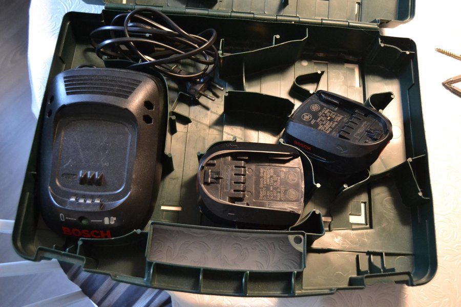 Laddare + 2 batterier 144v i väska till Bosch-verktyg