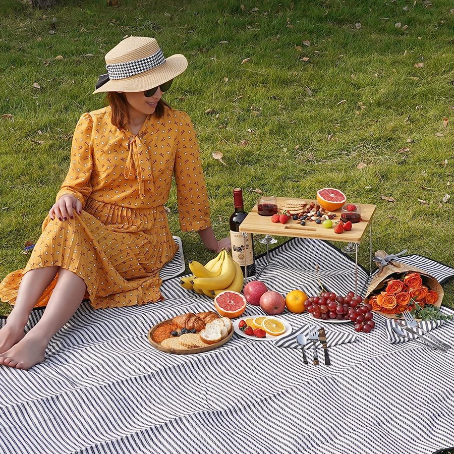 Vävd Picnic KorgTallrikarBestickVin glasutfällbart bordFilt servett 1250kr