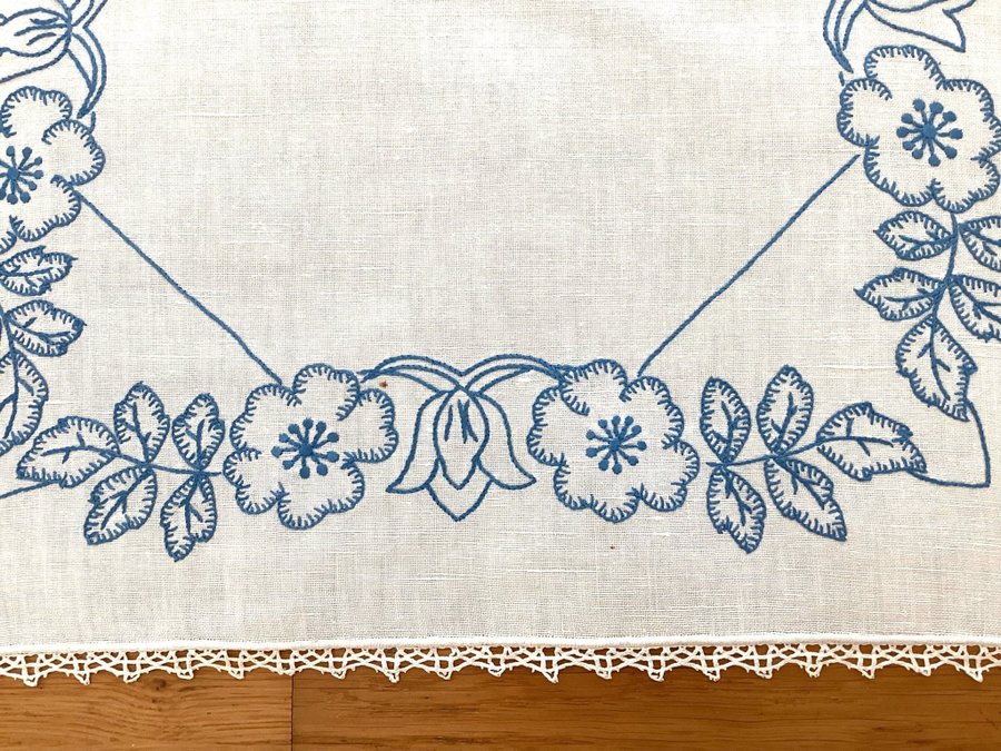 Retro Handbroderad Duk i Linne m Blå Blommor och Uddspets 46 X 45 cm Vintage