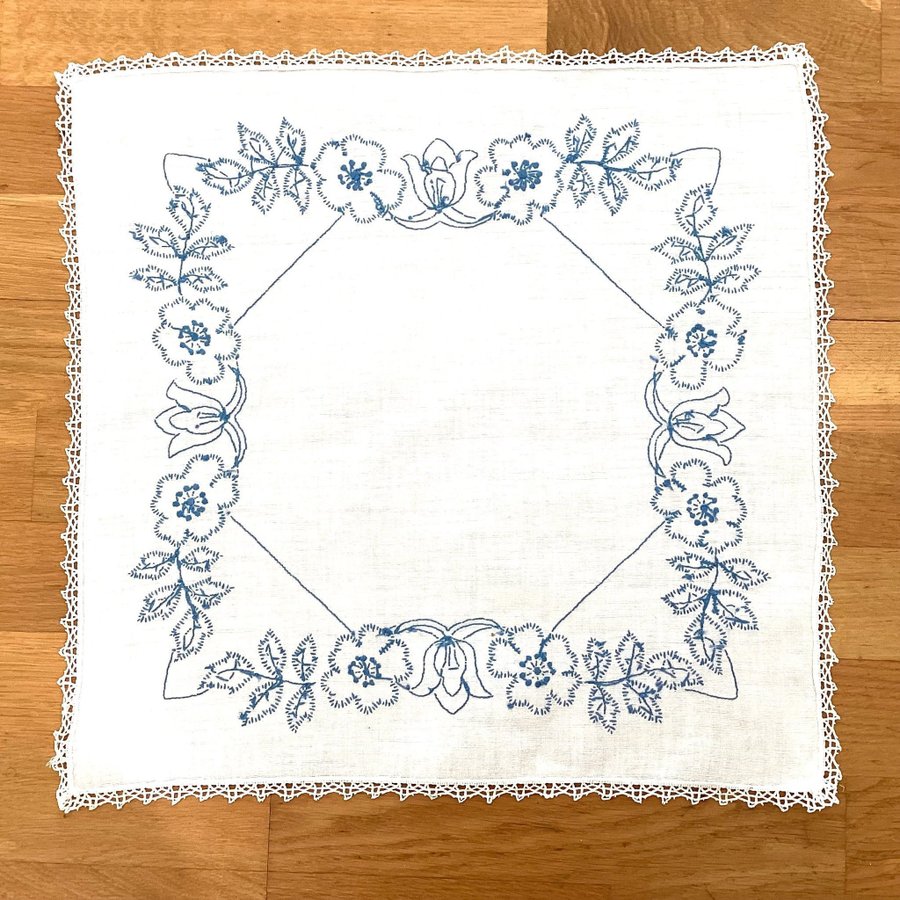 Retro Handbroderad Duk i Linne m Blå Blommor och Uddspets 46 X 45 cm Vintage